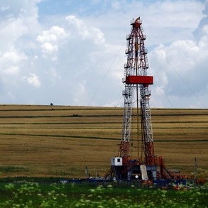 32622822 – color shot of a shale gas drilling rig on a field.